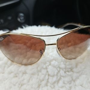 Women’s polarized Ray-ban aviator sunglasses